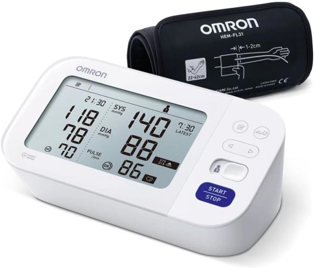 Un primer plano del tensiómetro de brazo OMRON M6 Comfort con la función AFib destacada en la pantalla, mostrando la lectura y el indicador de detección de fibrilación auricular, optimizado para SEO con la palabra clave 'Omron M6'.